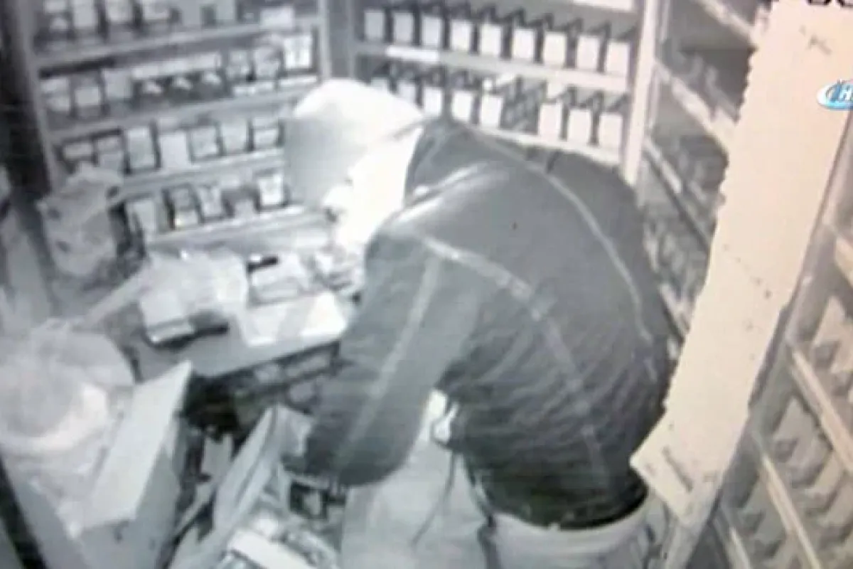 Büfenin çevresine perde çekti, 50 bin TL’lik soygun yaptı
