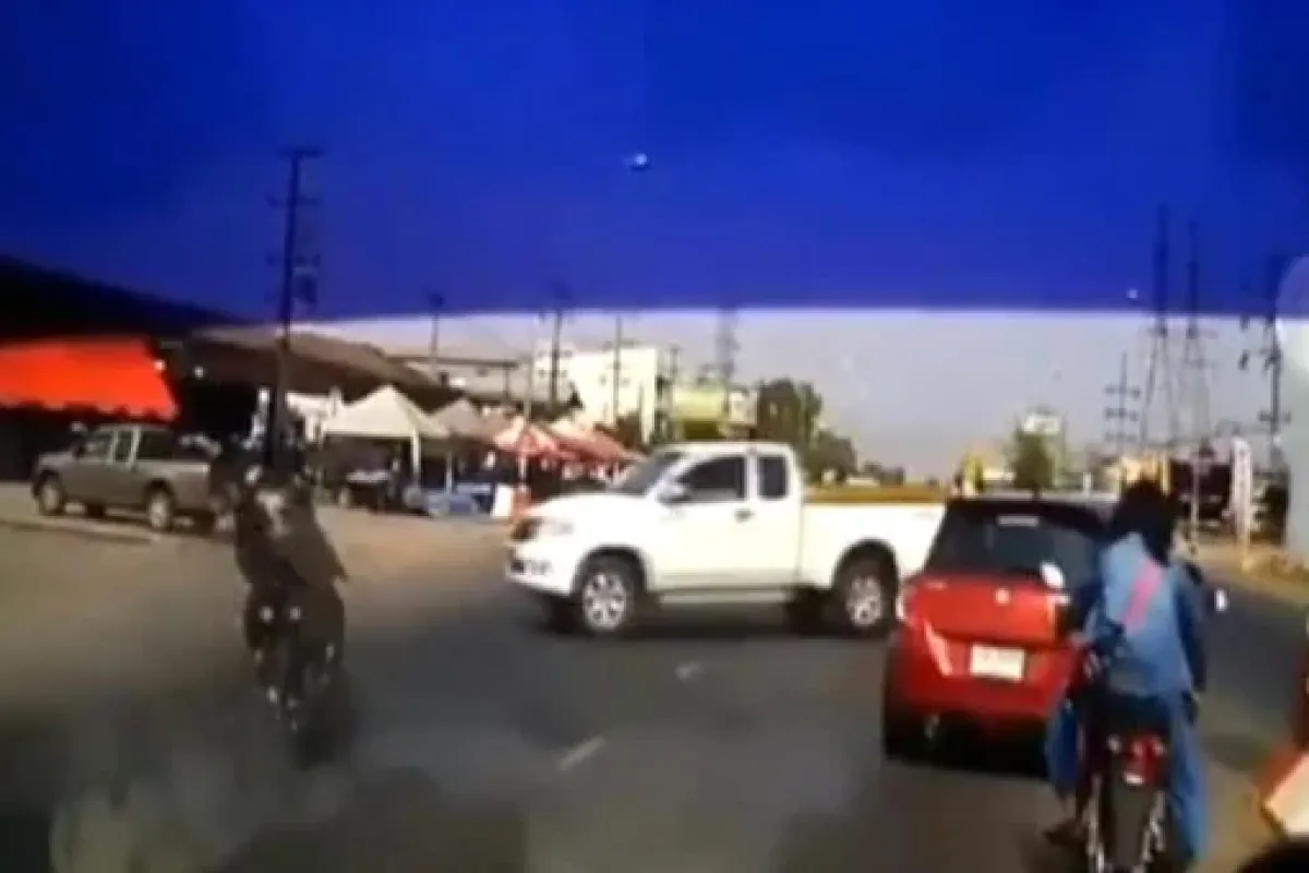 Feci Kaza Kameraya Yansıdı! Motosikletli Havaya Savruldu