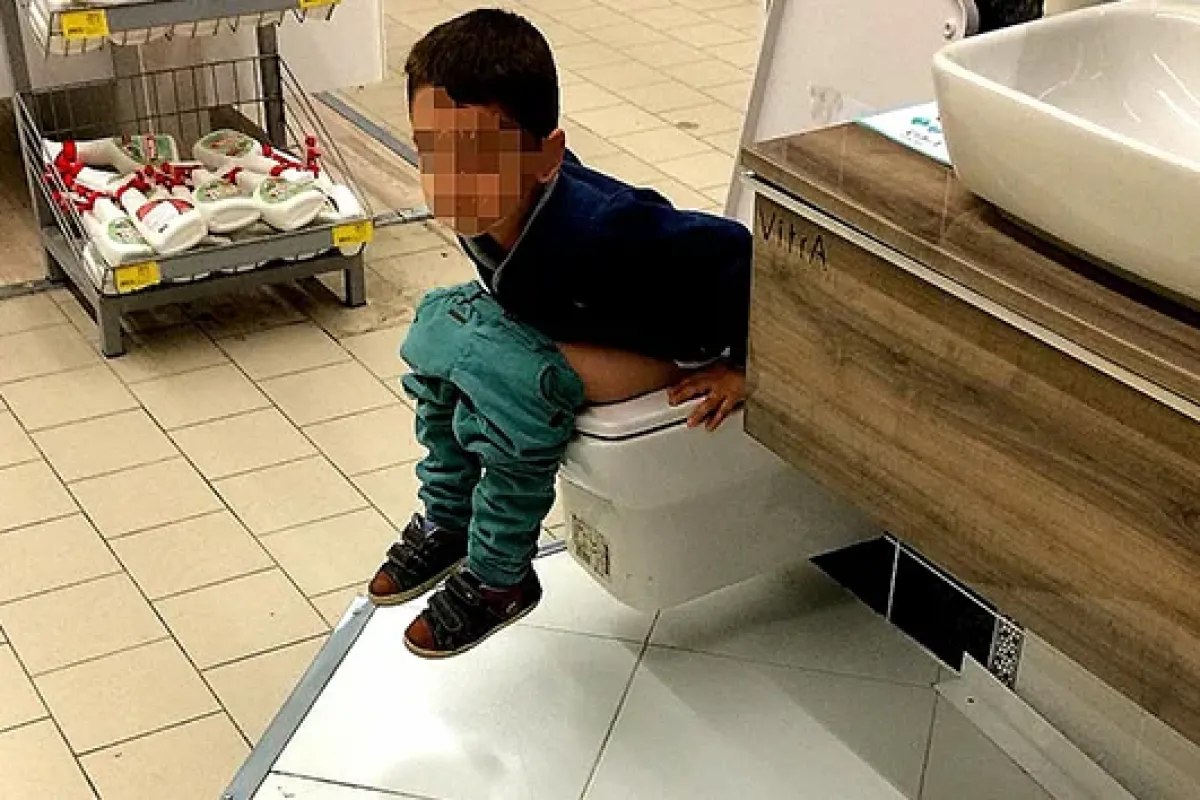 Mağaza içerisindeki satışa sunulan klozete tuvaletini yaptı