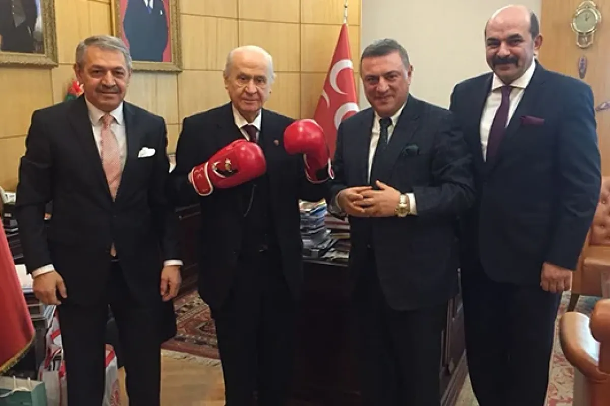 Devlet Bahçeli boks eldiveni giydi