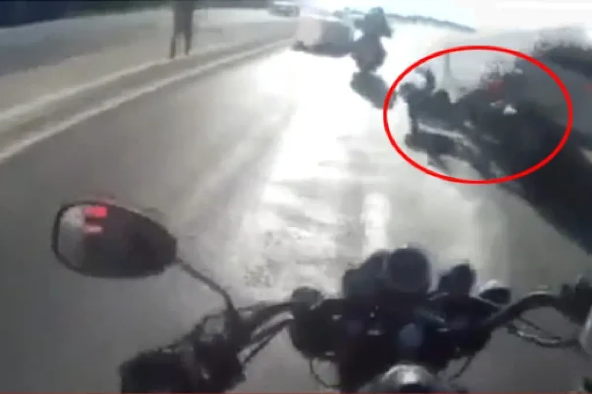 Motosikletli Grup Minibüse Çarptı, Kaza Anı Kask Kamerasına Yansıdı