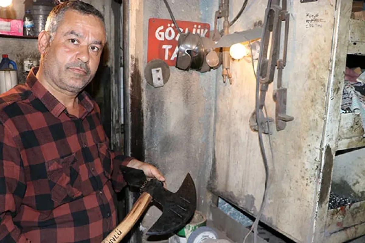 Diziden etkilendi kılıç ustası oldu