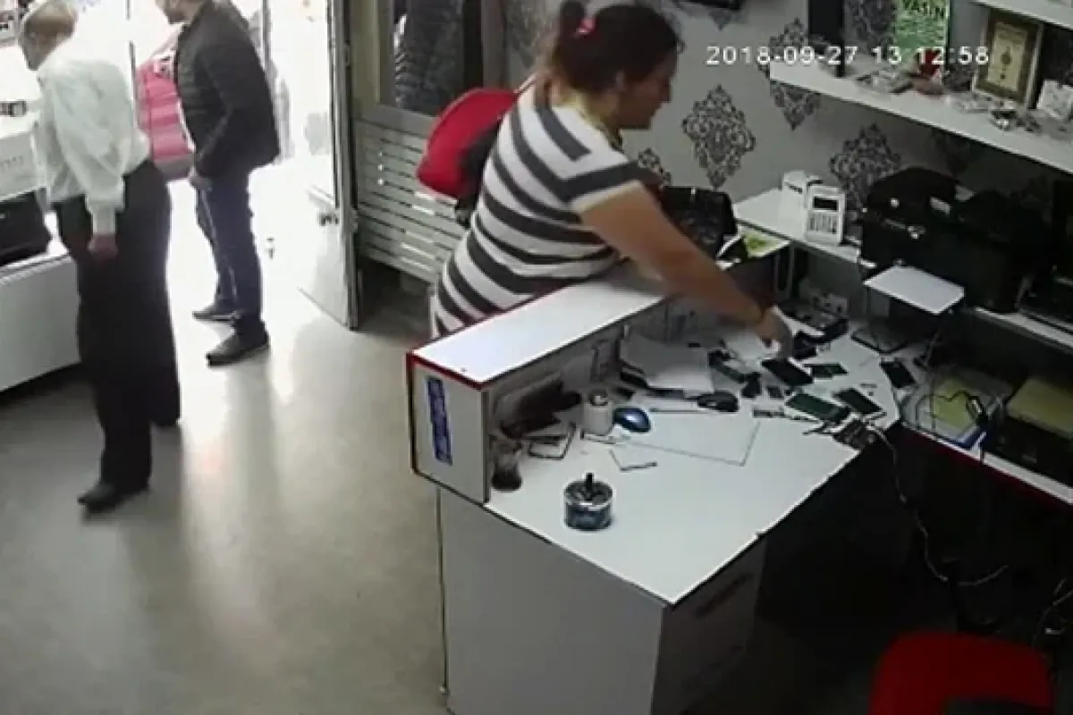 Müşteri kılığında girdiği dükkandan cep telefonunu böyle çaldı
