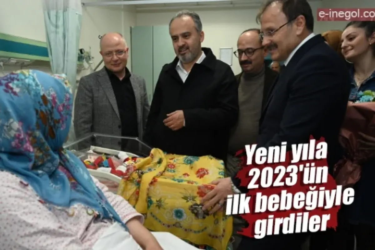 Yeni yıla, 2023'ün ilk bebeğiyle girdiler