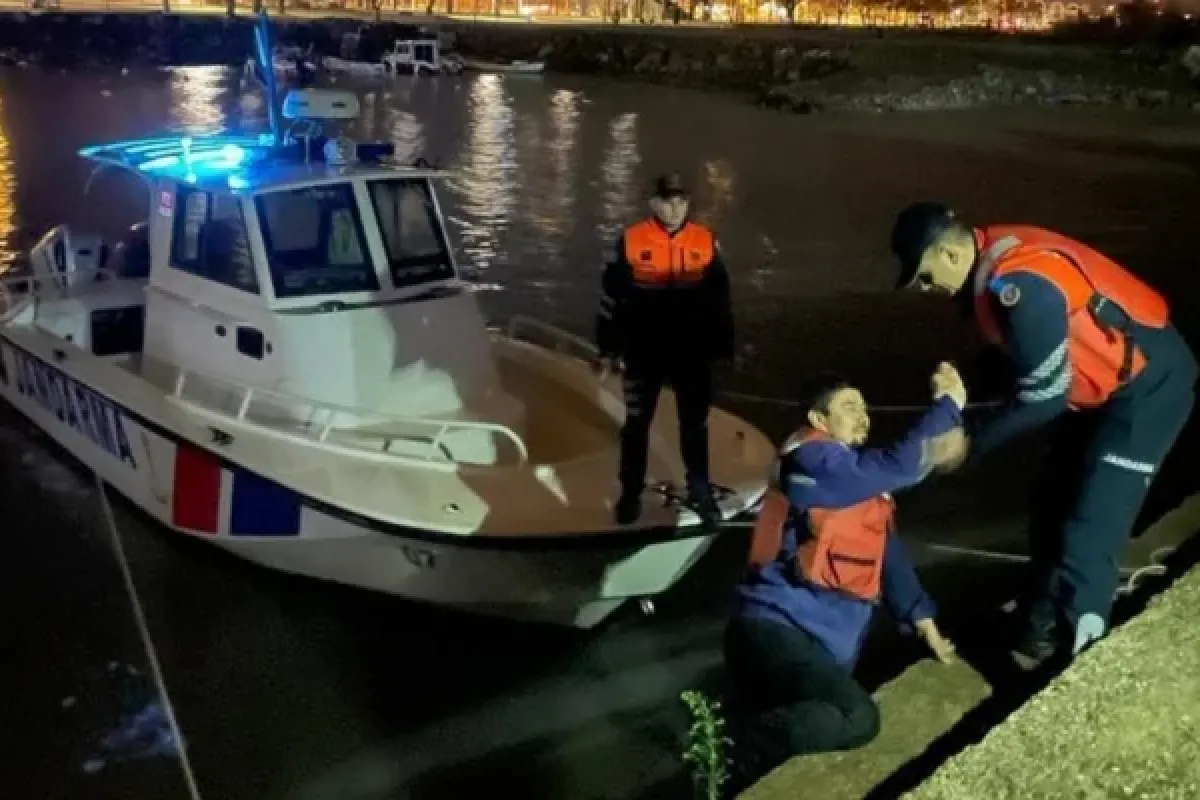 Bursa'da gölde mahsur kalan vatandaşların yardımına jandarma koştu