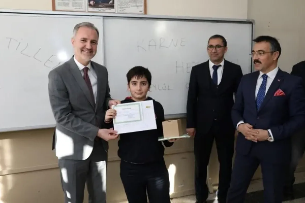 Protokol öğrencilerin karne heyecanına ortak oldu