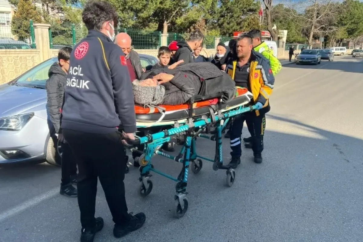 Motosiklet park halindeki araca çarptı