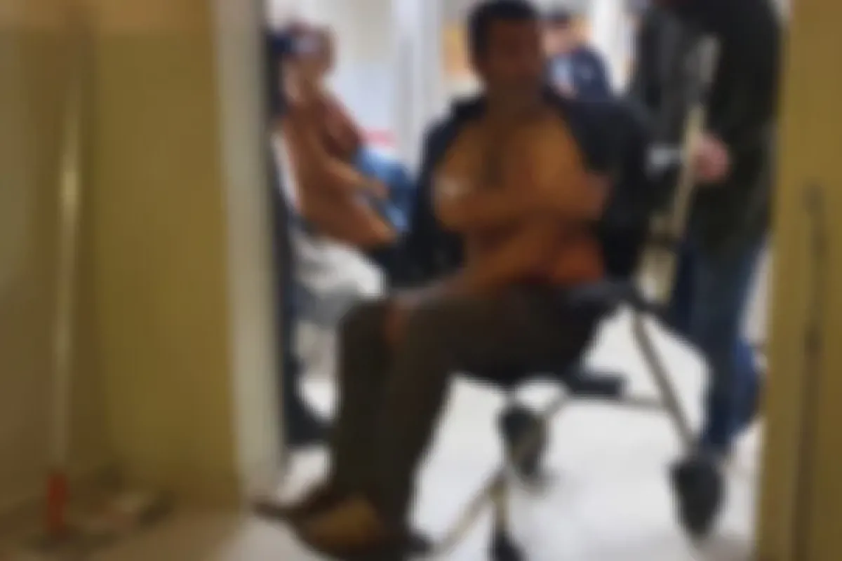 Kendini bıçakla yaraladı