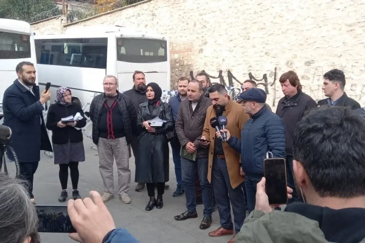 İSVEÇ BAŞKONSOLOSLUĞU ÖNÜNDE VEDA HUTBESİ DAĞITTILAR