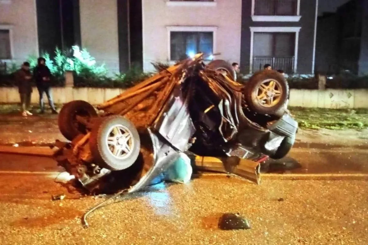 İnegöl'de direğe çarpan araç ikiye katlandı: O anlar kamerada