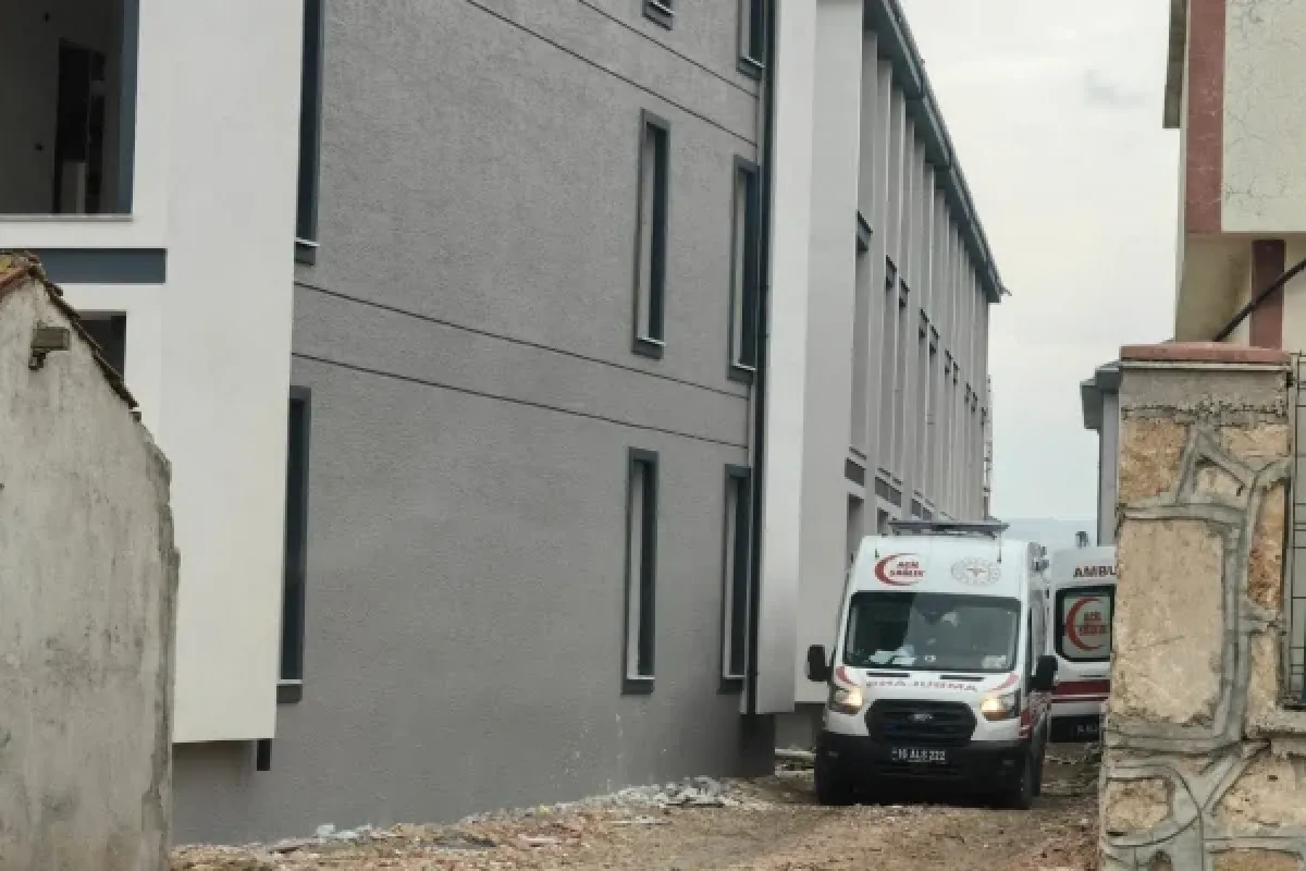İnşaatın 3. katından ağabeyinin üzerine düştü