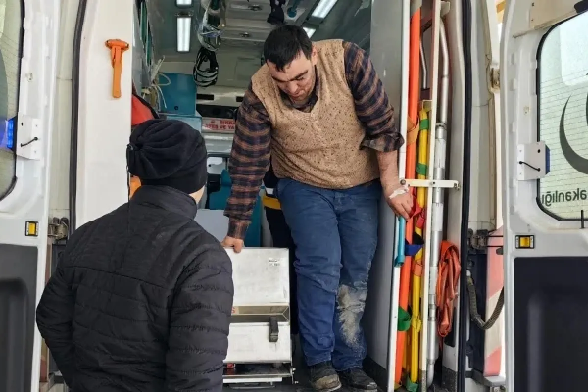 Minibüsün çarptığı genç yaralandı