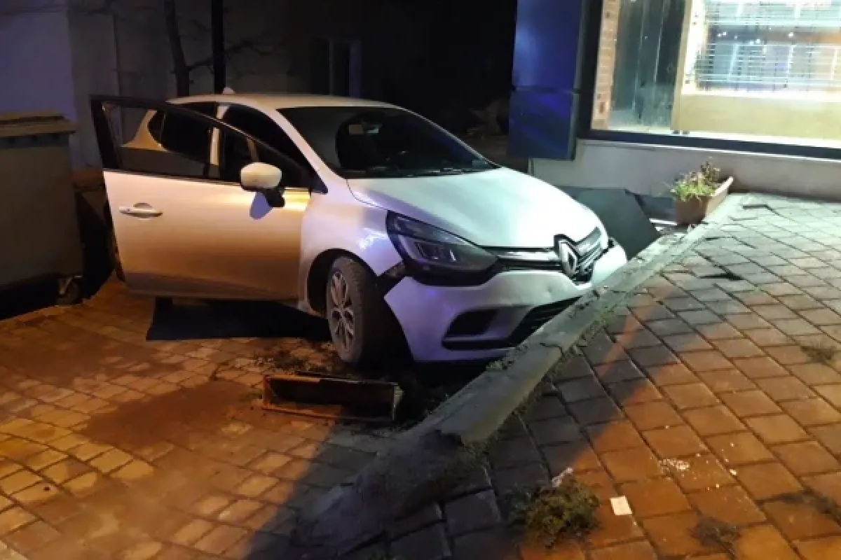 Şoför uyuyakaldı otomobil bahçeye uçtu