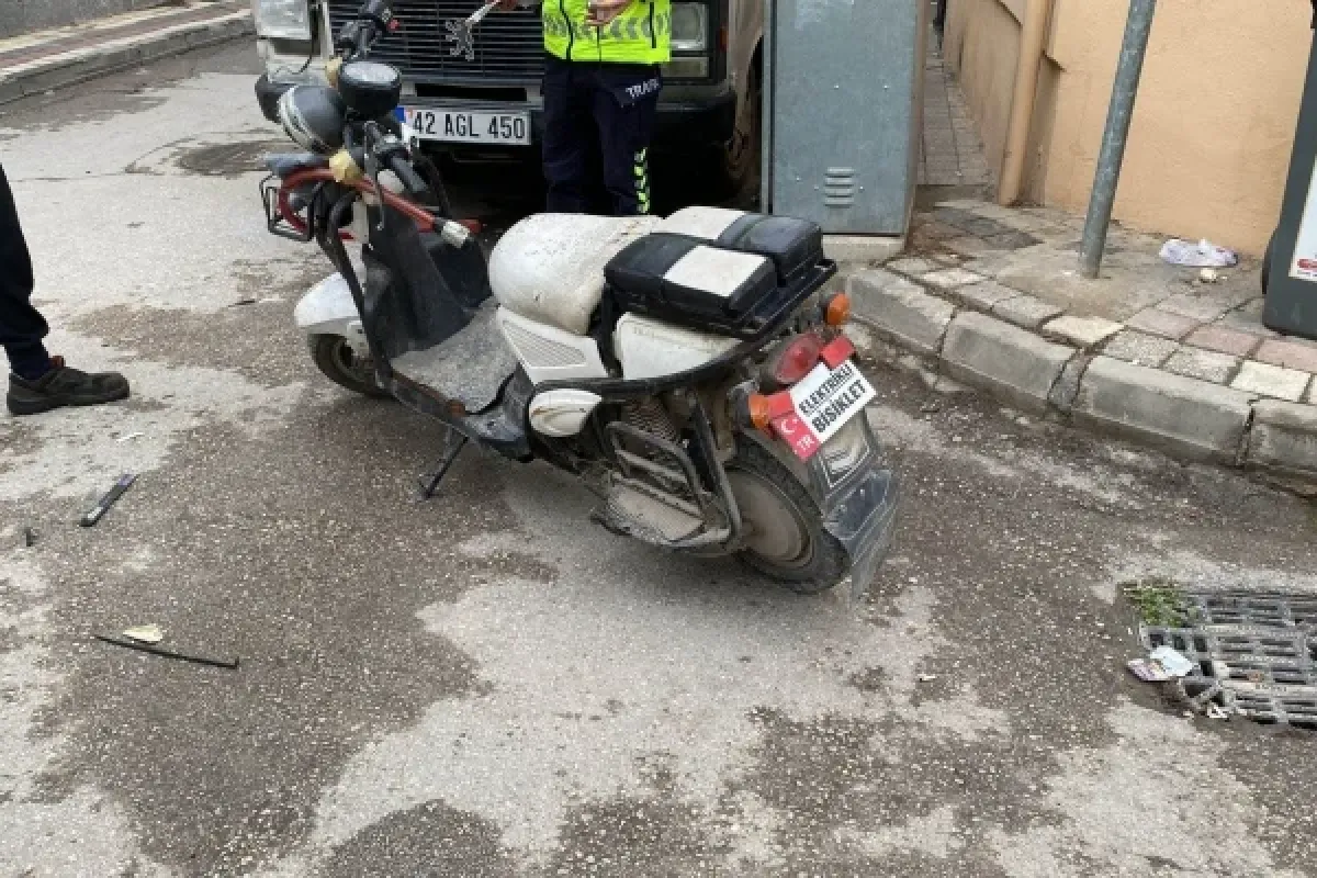 Otomobil ile elektrikli bisiklet çarpıştı