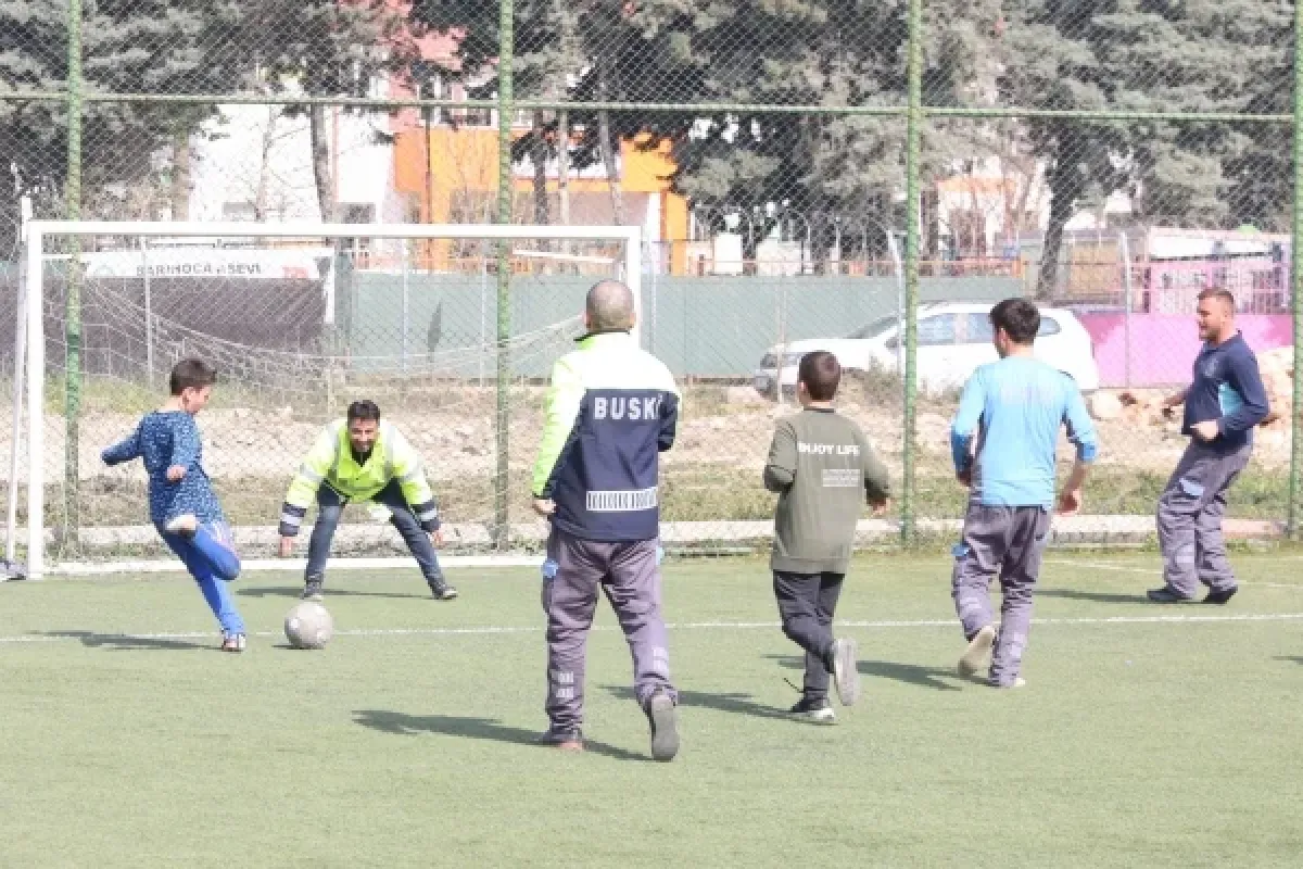 Depremzede çocuklarla moral maçı