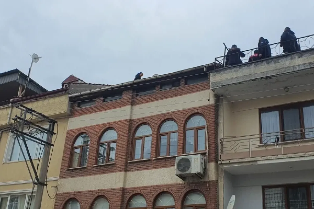 İntihar etmek için çatıya çıkan kadın korku yarattı!