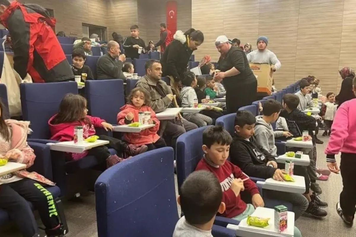 Depremzede çocuklara sinema sürprizi