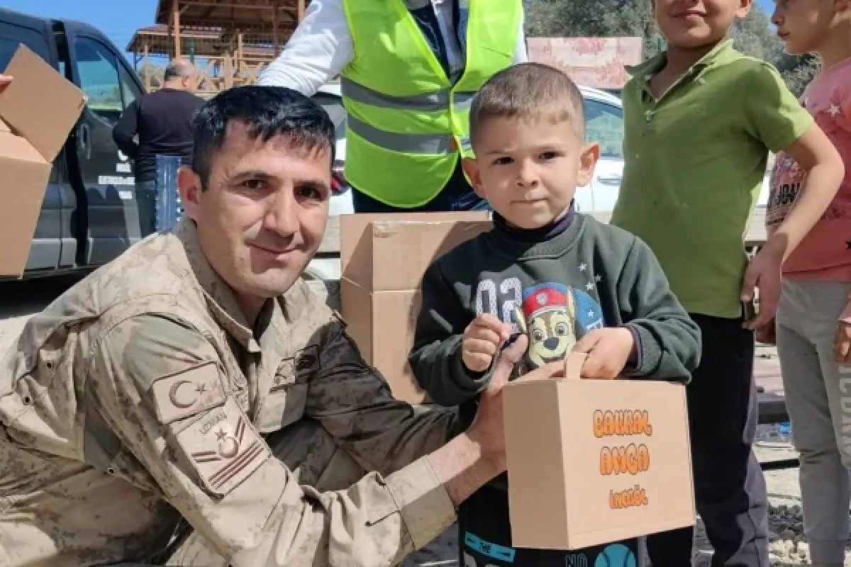 Çocukların yüzünü 'Bakkal Amca' güldürdü