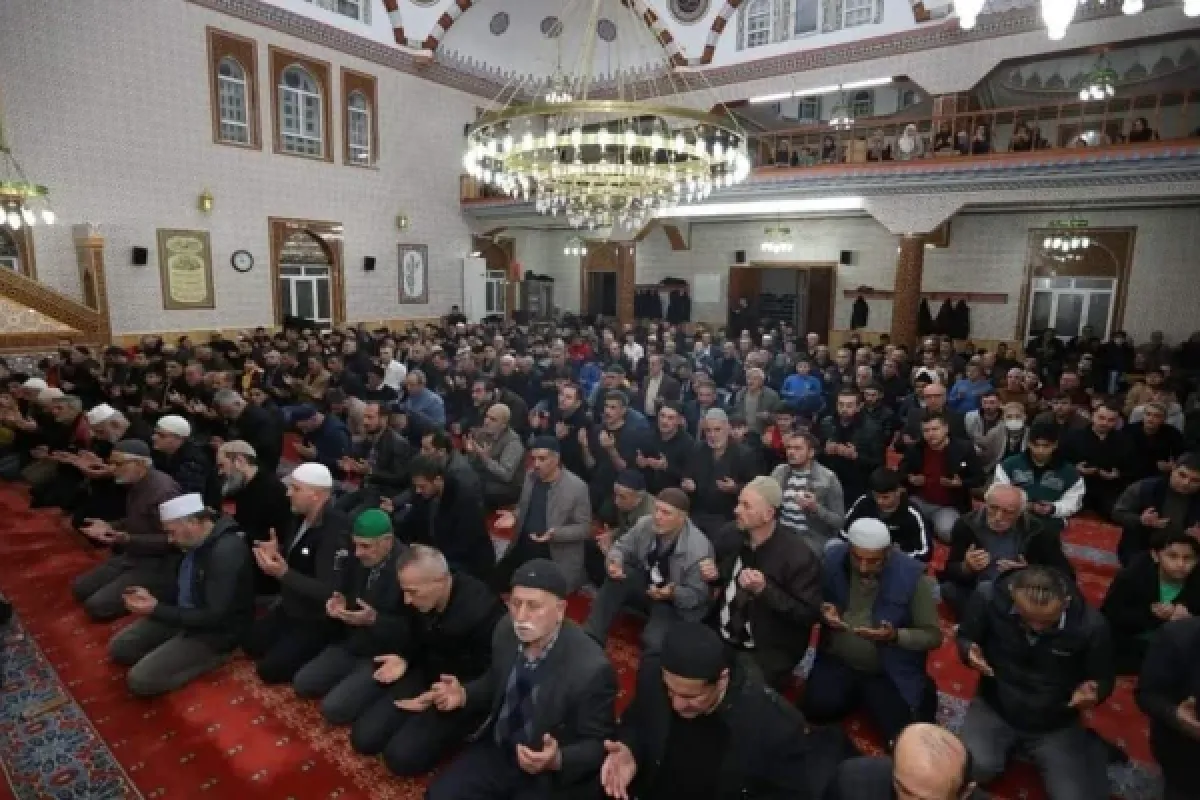 Berat Kandili'nde camiler doldu taştı