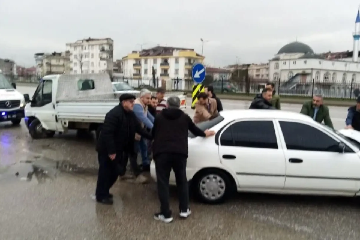 Kafa kafaya çarpıştılar; 2 yaralı