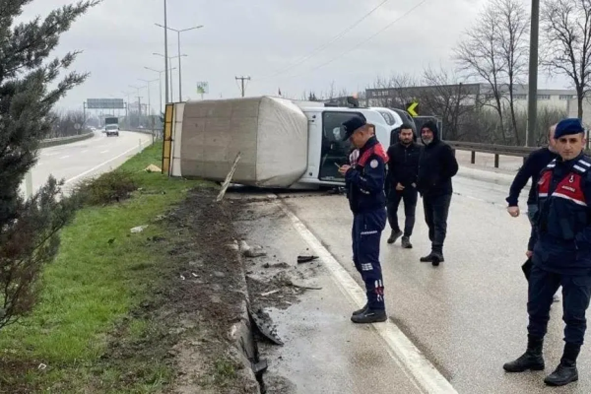 Kontrolden çıkan kamyonet devrildi