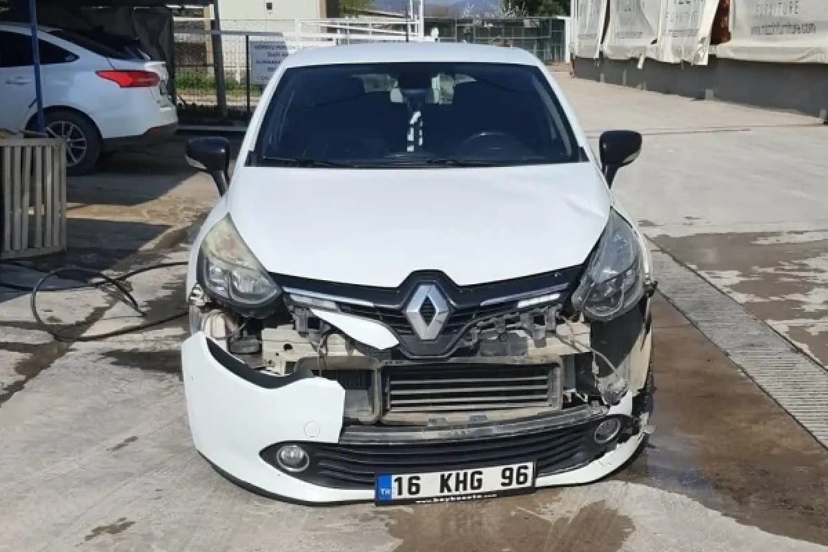 Otomobille çarpışan motosikletin sürücüsü yaralandı