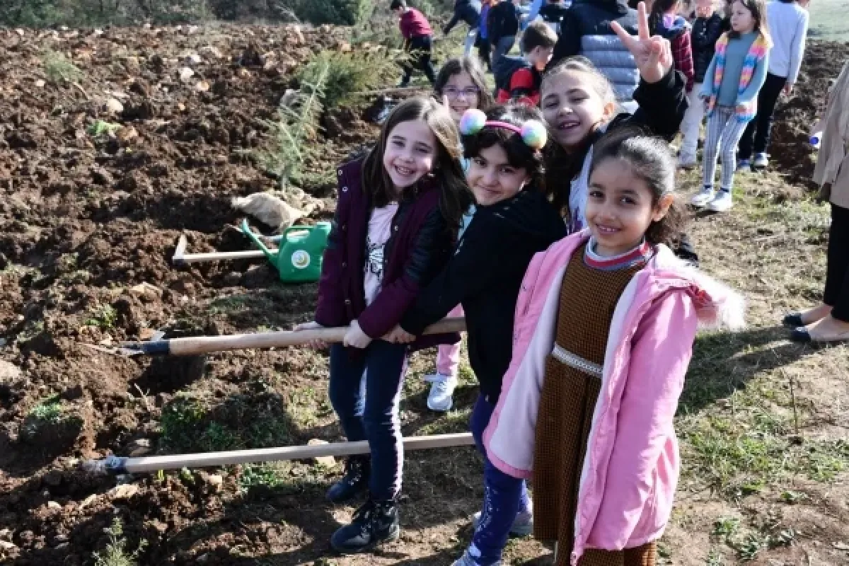 İnegöl'de depremde hayatını kaybedenler anısına fidan dikildi