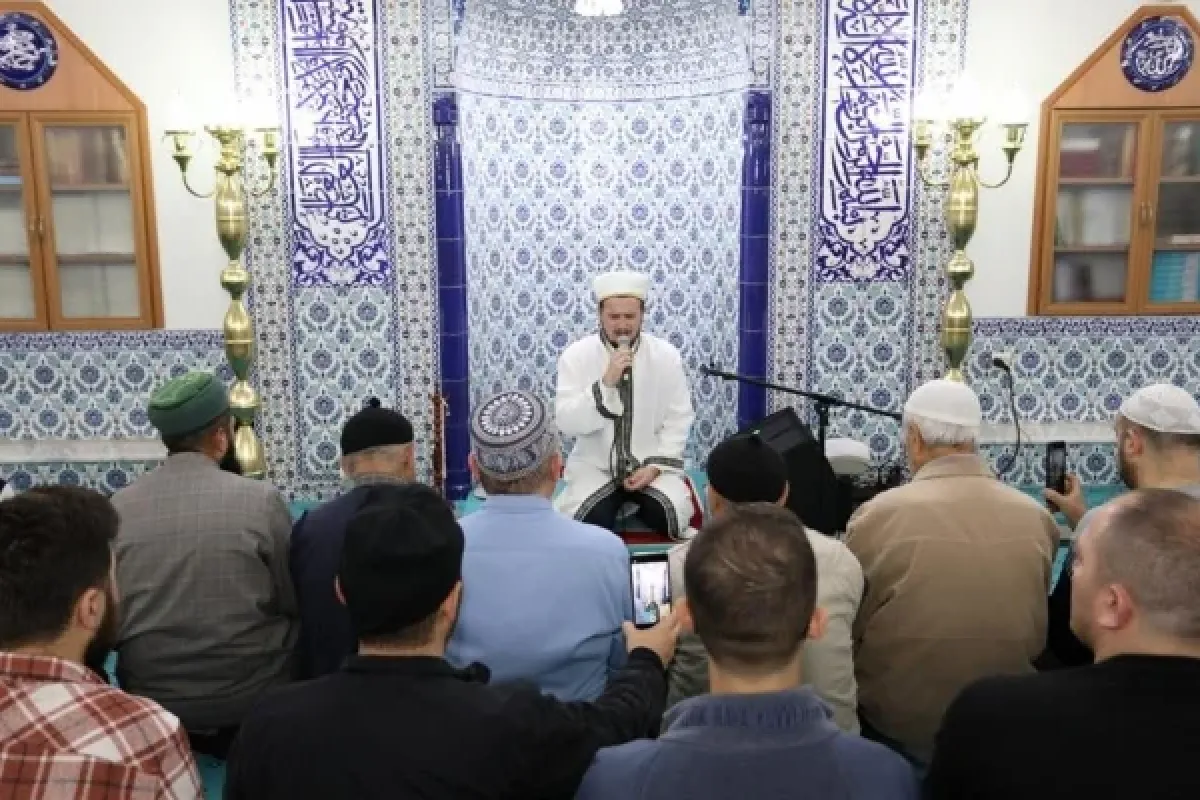 Hafız Osman Bostancı Teravihte İnegöl Cemaatiyle Buluştu