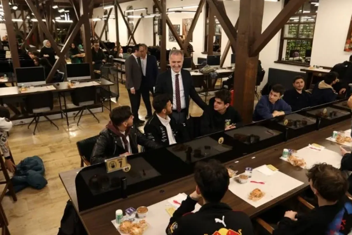 Başkan Taban, Nöbetçi Kitaphane’nin iftar sofrasında gençlerle buluştu