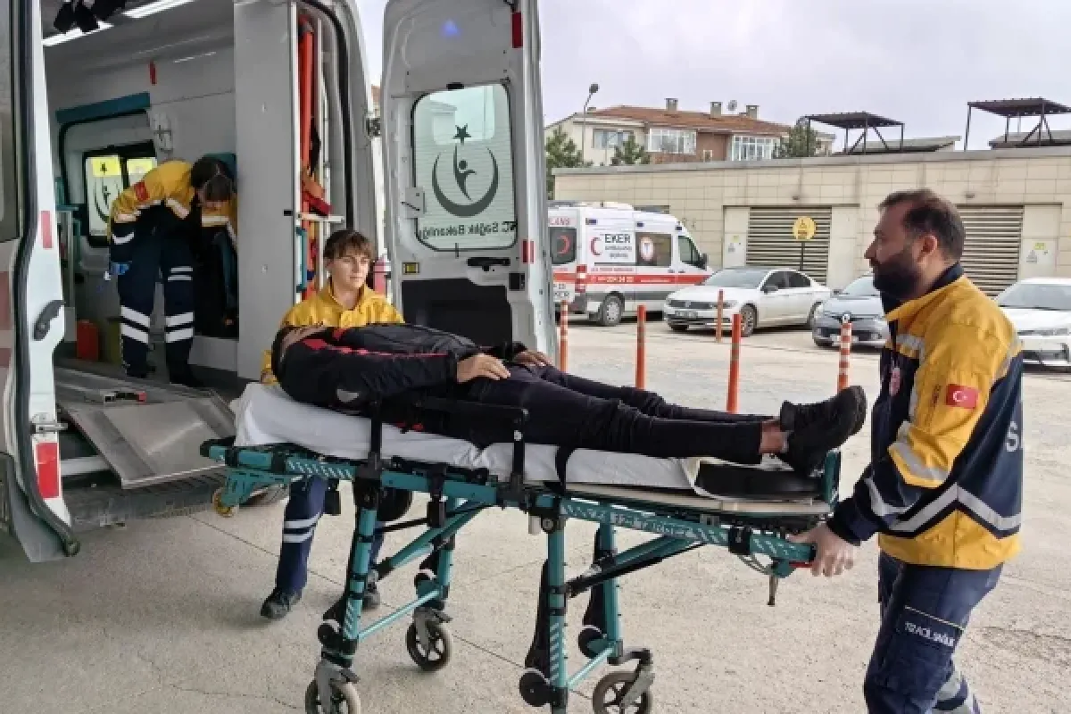 Devrilen motosiklet sürücüsü yaralandı