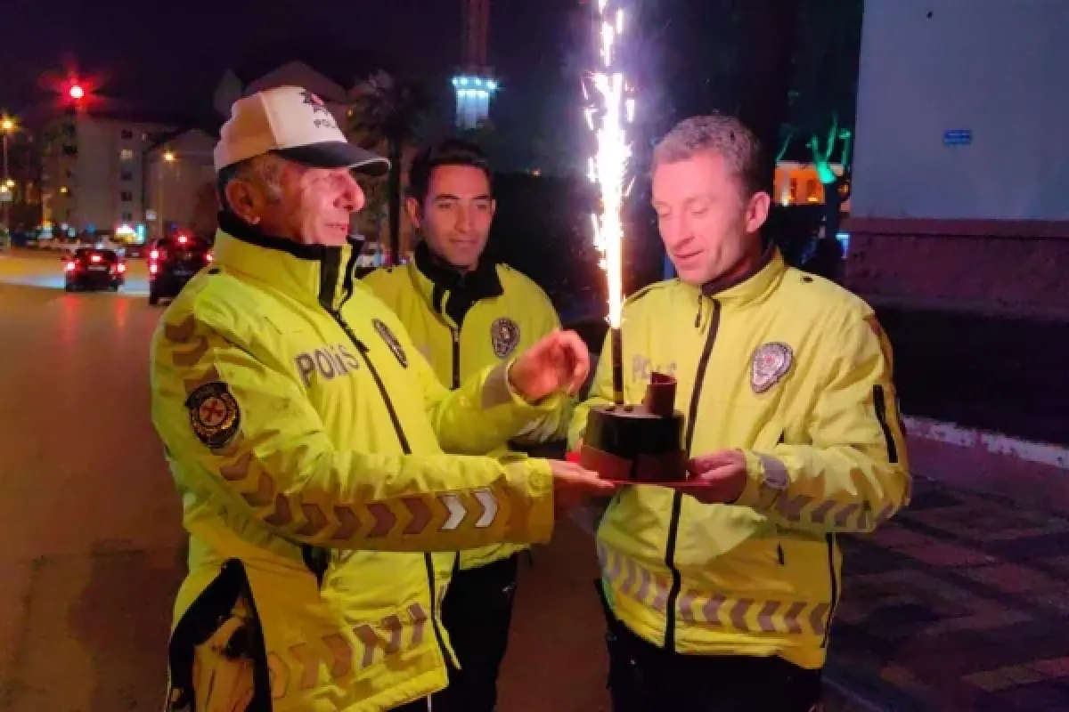 Uygulama yapan polis ekiplerine pastalı Sürpriz