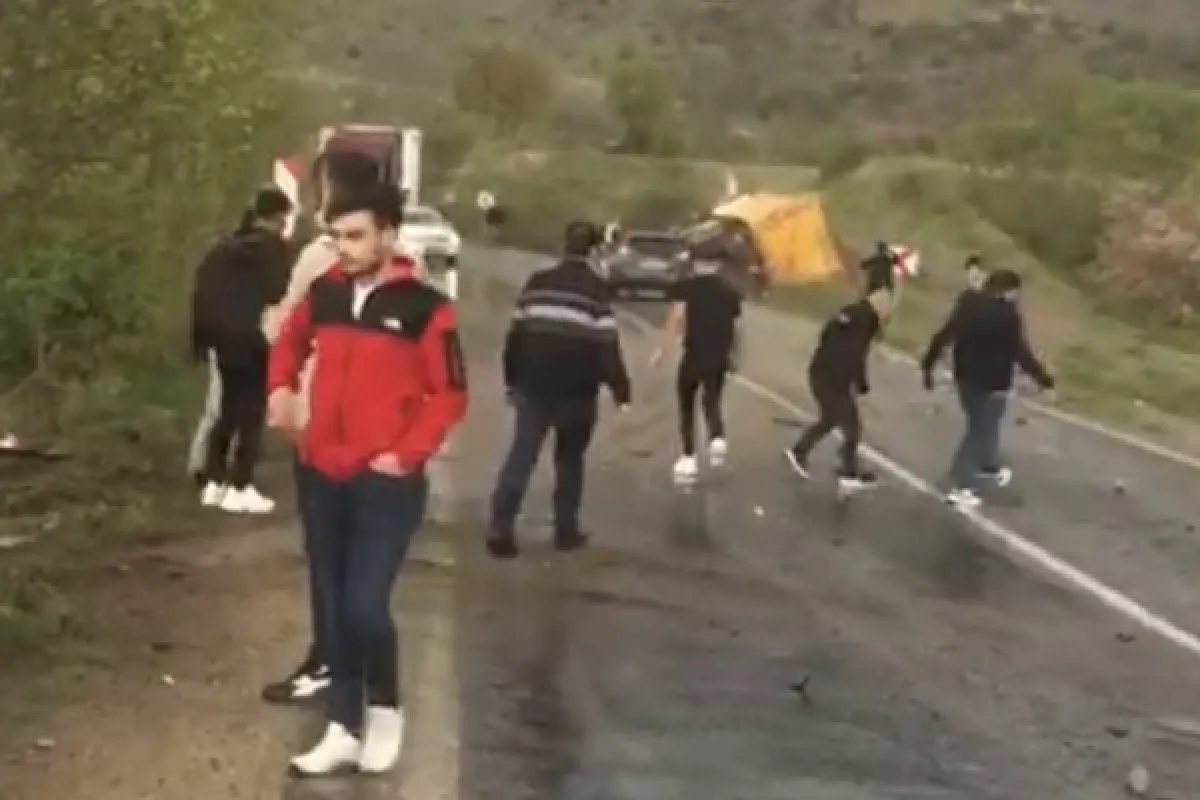 Kamyonlar çarpıştı
