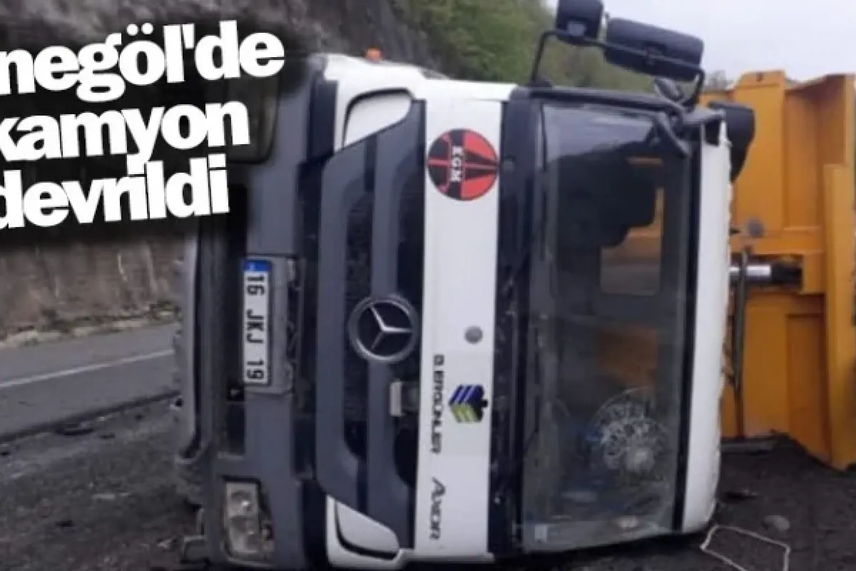 İnegöl'de kamyon devrildi