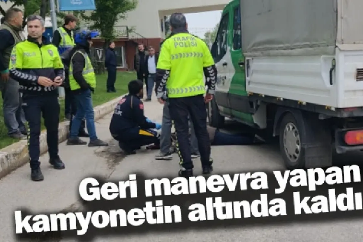 Geri manevra yapan kamyonetin altında kaldı