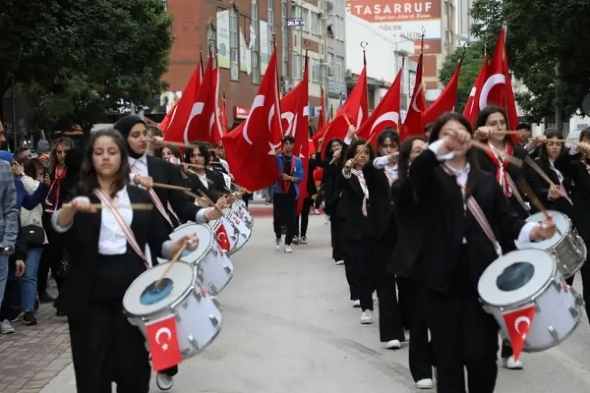 İnegöl'de gençler 19 Mayıs coşkusunu sokaklara taşıdı