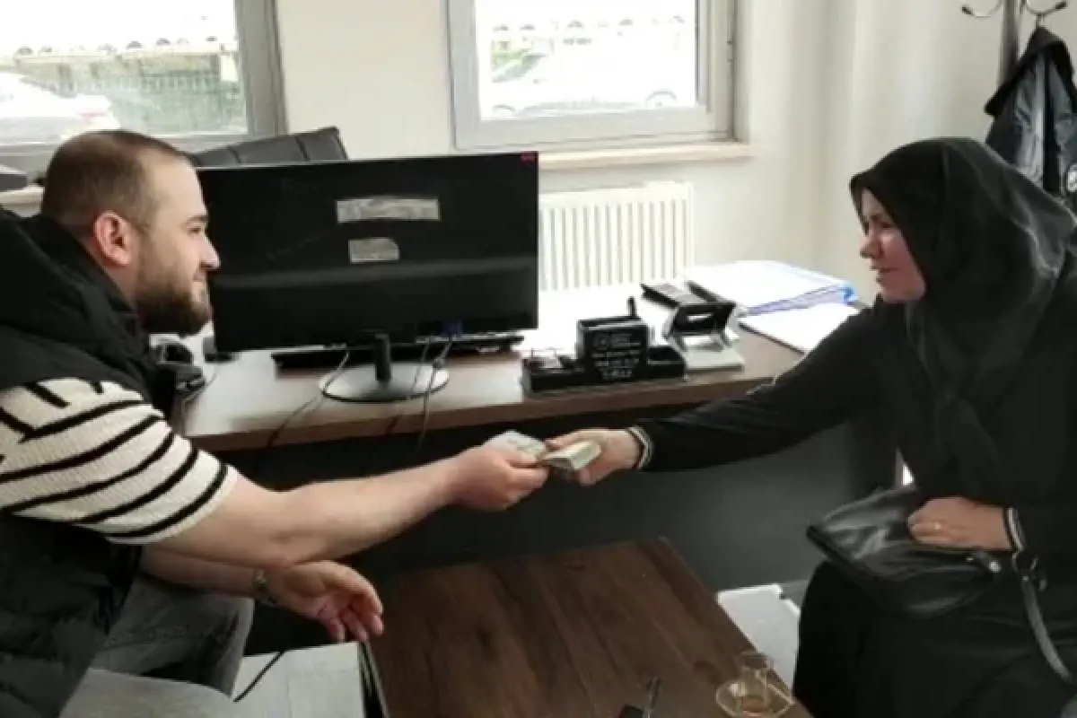 İnegöl'de bulduğu 4 bin 500 doları sahibine teslim etti