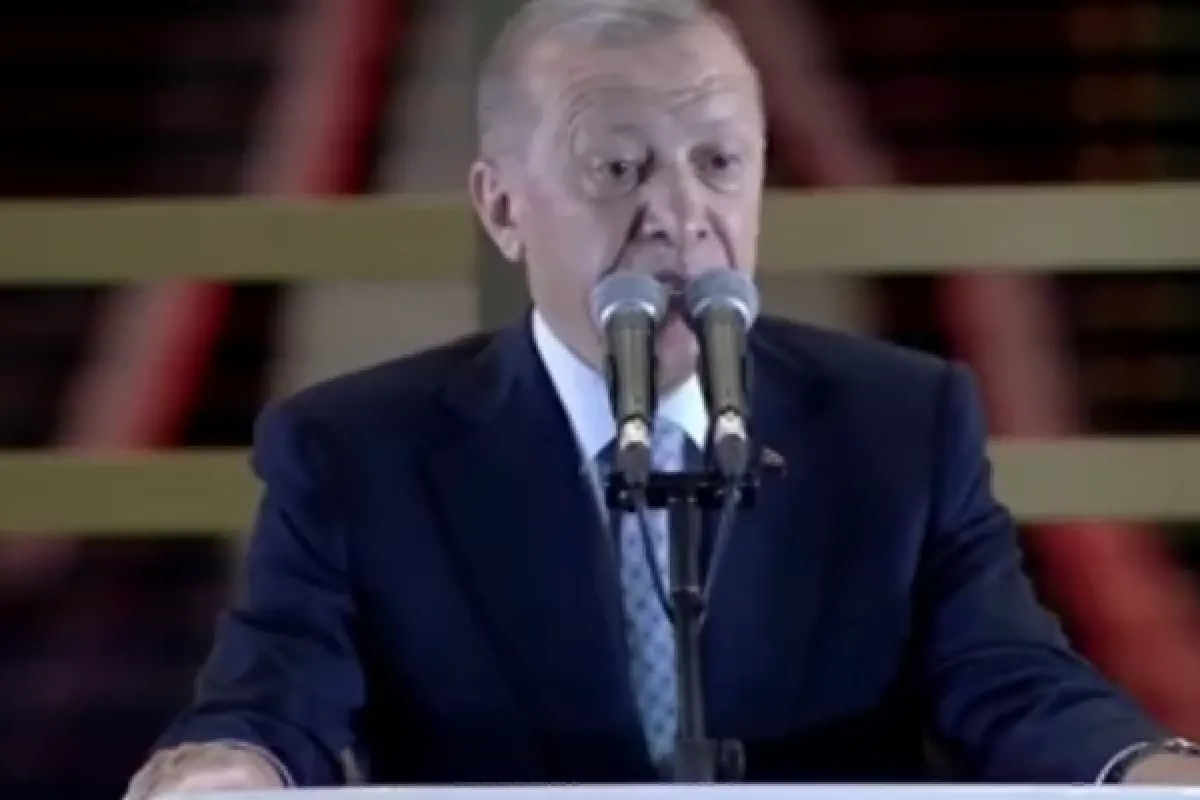 Cumhurbaşkanı Erdoğan Külliye'de balkon konuşması yapıyor