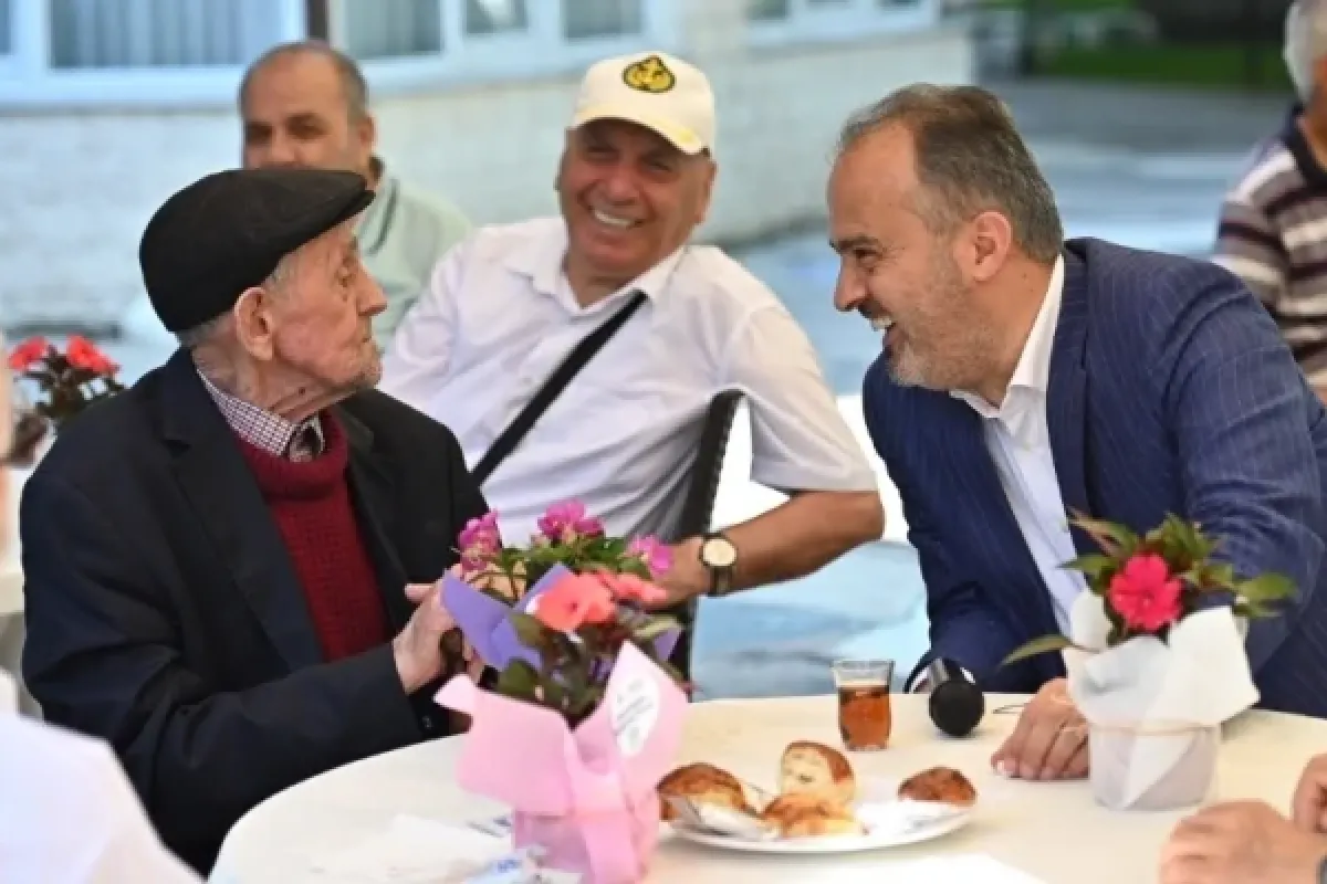 Huzurevinde bayram neşesi