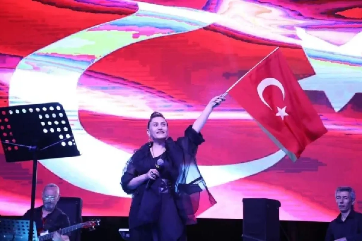 İnegöl'de 15 Temmuz Programında Azerin Sahne Aldı