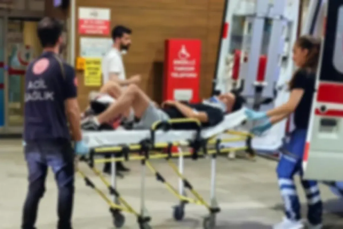 Motosikletli gençler kazada yaralandı