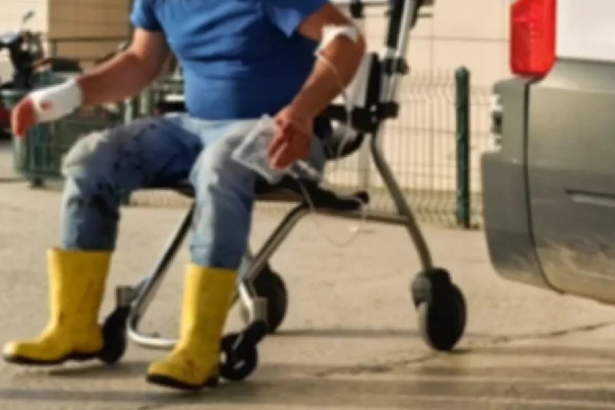 Elini makineye kaptırdı!