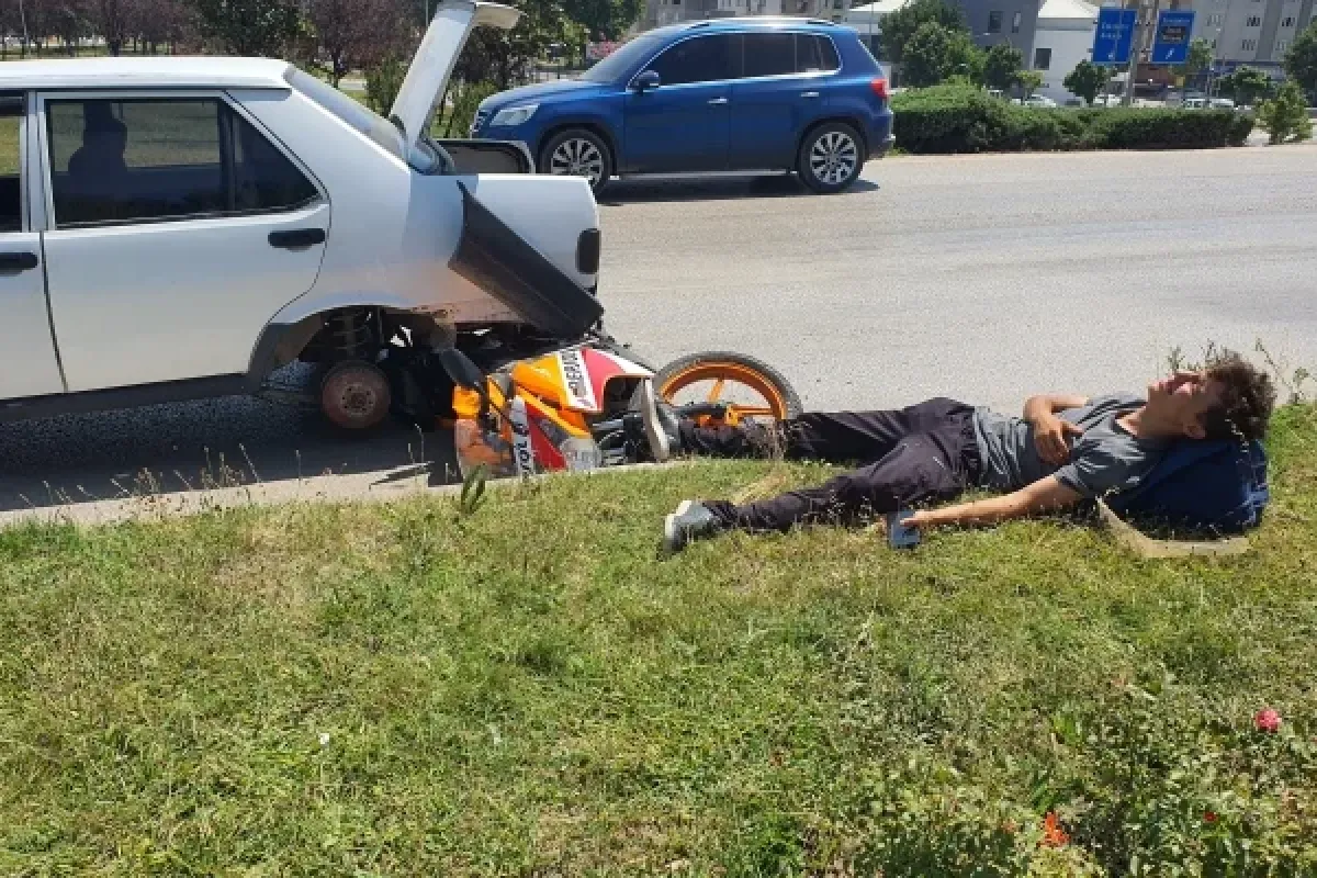 Motosikletiyle otomobilin altına girdi