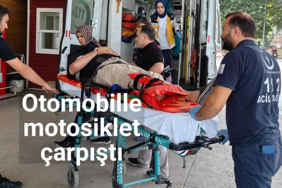 Otomobille motosiklet çarpıştı
