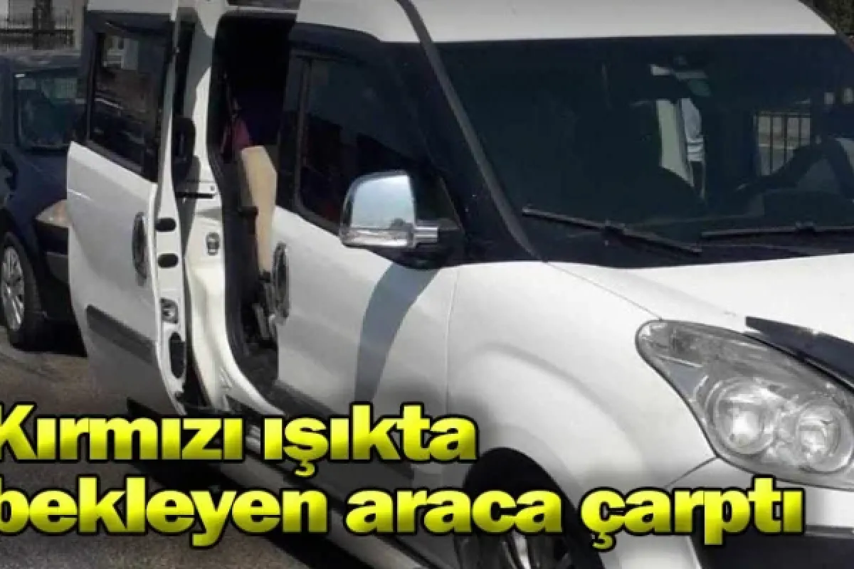 Kırmızı ışıkta bekleyen araca çarptı
