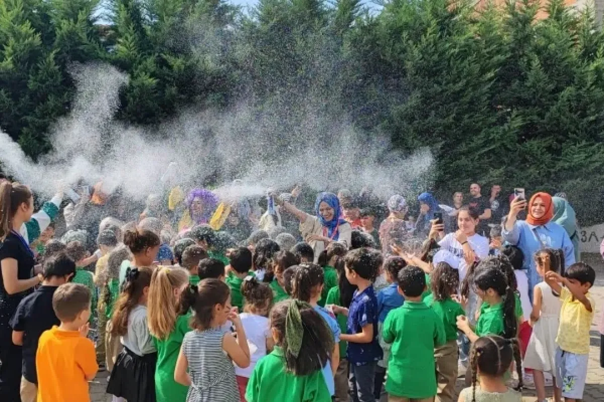İnegöl'de minik öğrencilere ilk gün sürprizi