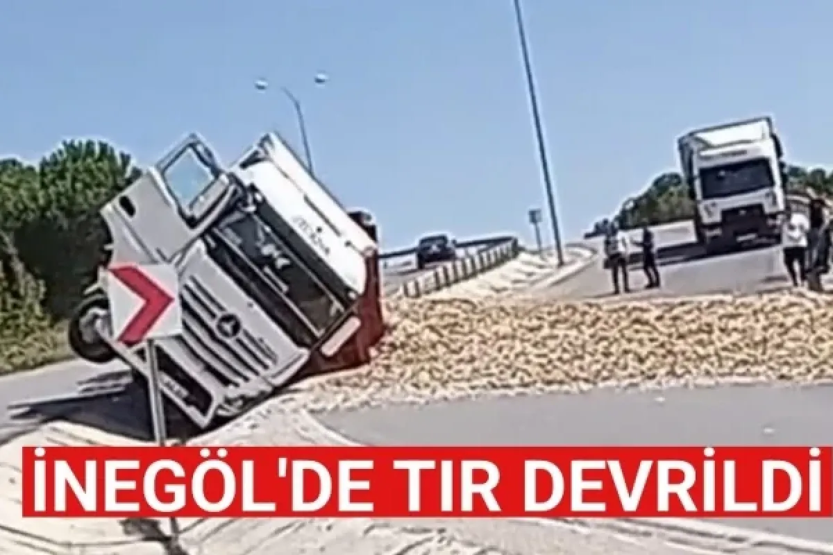 İnegöl'de TIR devrildi