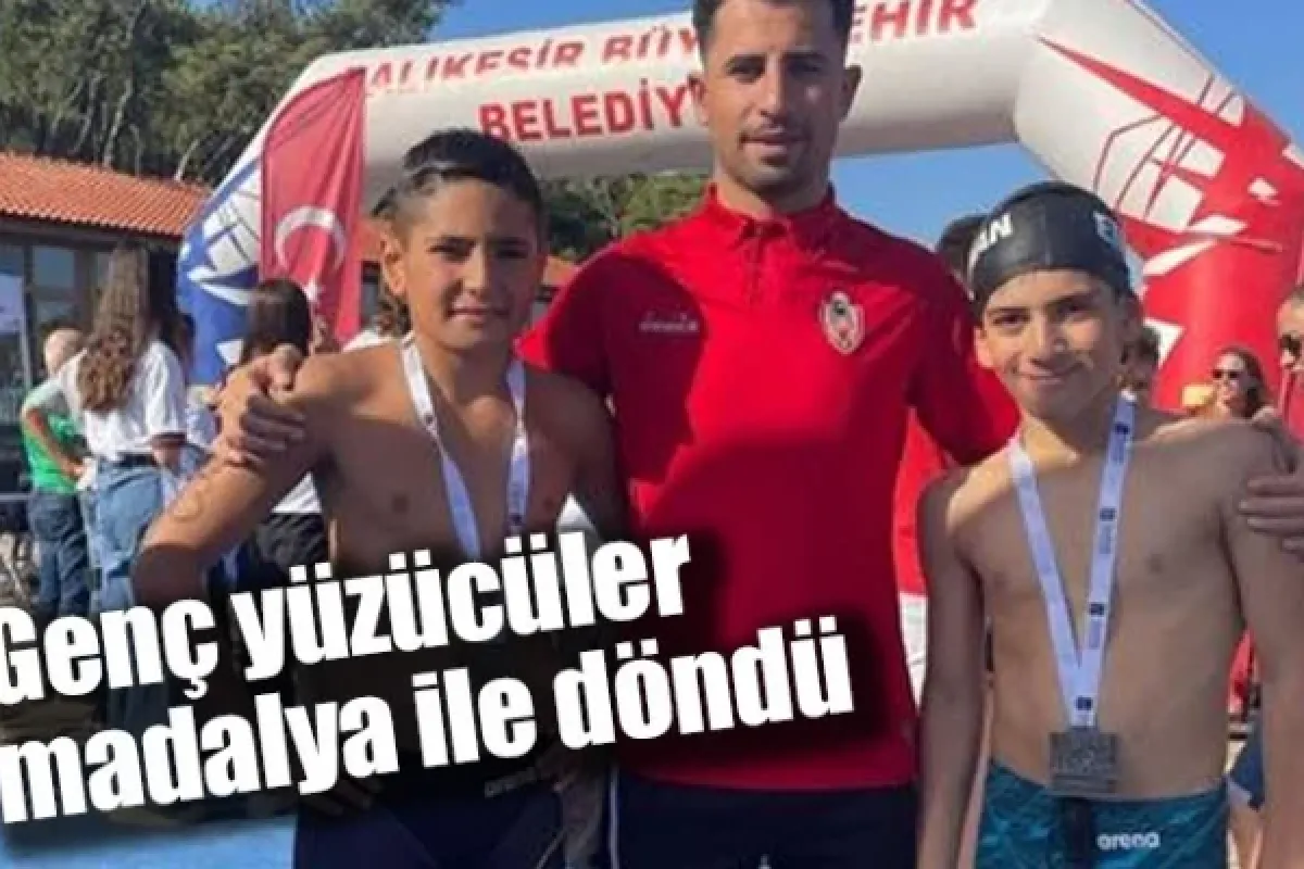 Genç yüzücüler madalya ile döndü