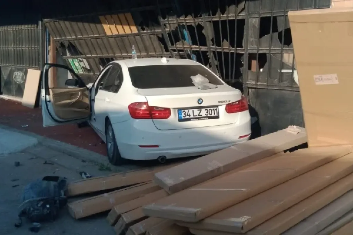 Otomobil işyerine daldı!