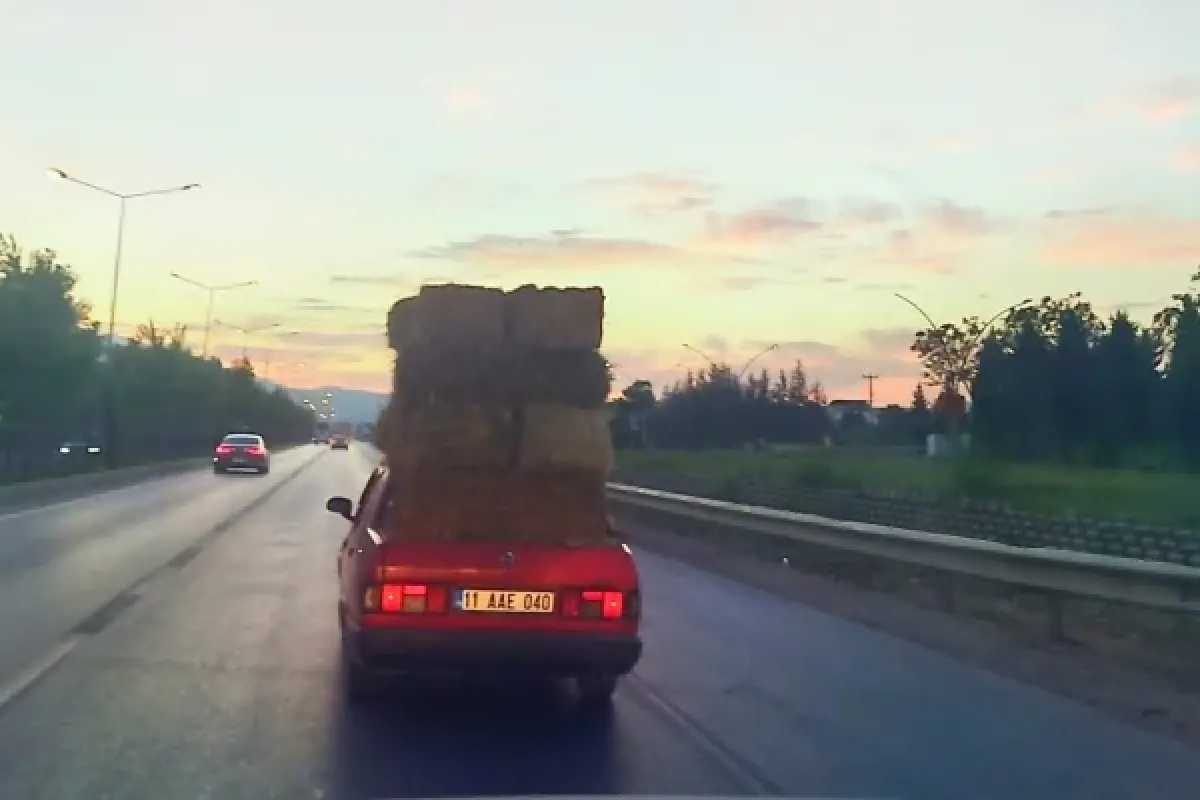 Otomobilinin üzerinde saman balyası taşıdı