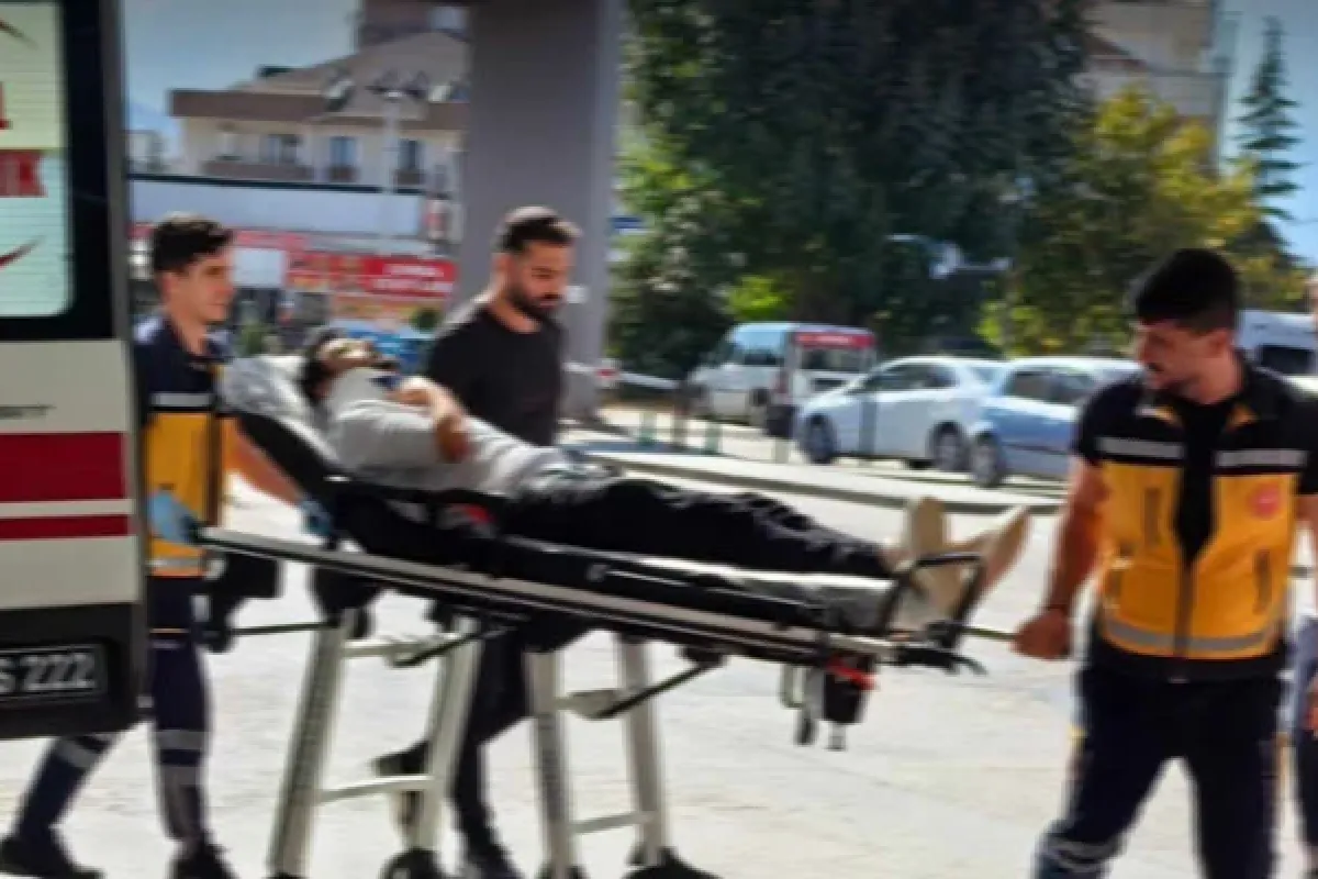 Kontrolden çıkan otomobil bariyerlere çarptı